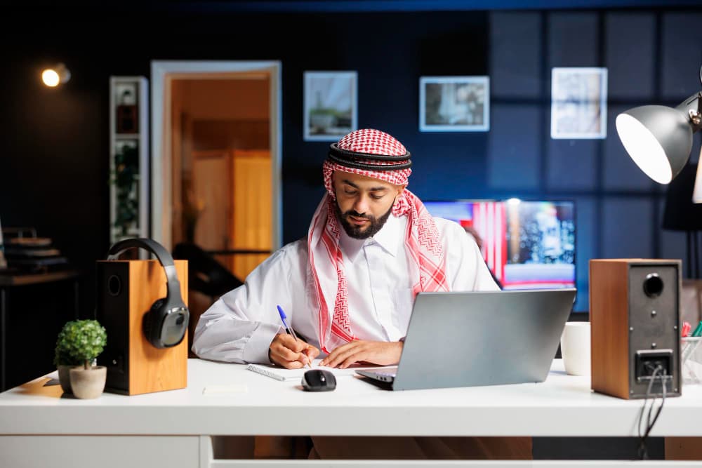 كيفية الحصول على عمل في السعودية براتب جيد للمقيمين والعرب 2025